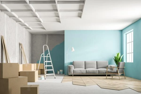 Peintre appliquant une couleur moderne sur mur intérieur de maison