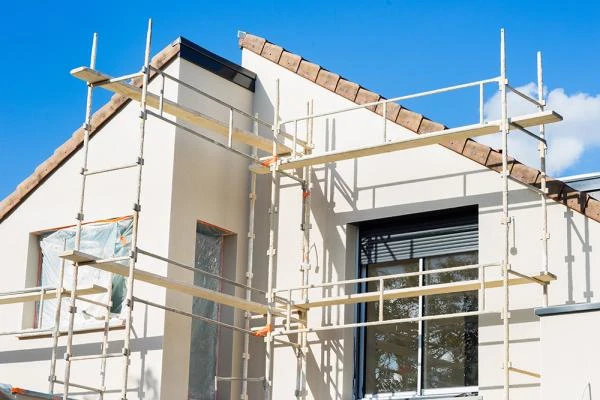 Rénovation d'une façade avec enduit et peinture protectrice